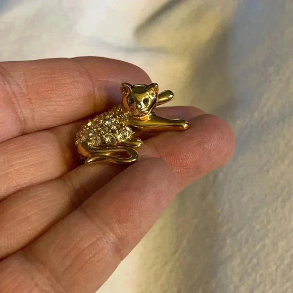 Vintage SIGNED Krementz gold tone
rhinestones cat brooch like new - Picture 7 of 10